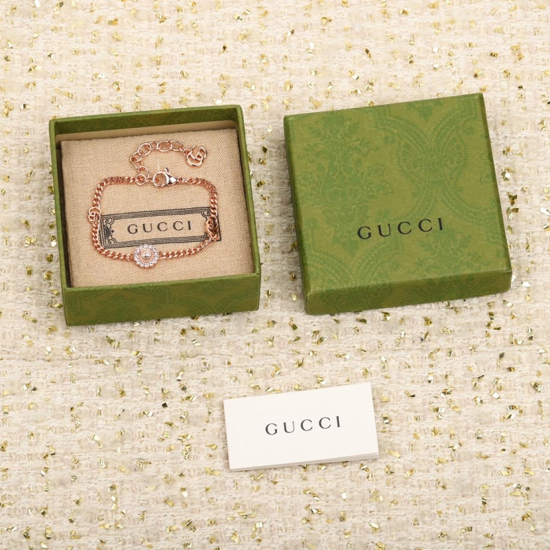G*u*i necklaces